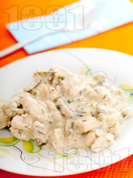 Пилешко филе жулиен със синьо сирене рокфор, сметана, гъби и кисели краставички на тиган - снимка на рецептата